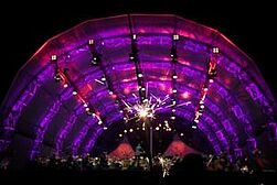 Die Klassik Open Air Bühne vor vorne bei Nacht