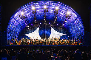 Staatsphilharmonie Nürnberg auf der beleuchteten Open-Air-Bühne