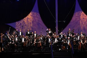 Die Nürnberger Staatsphilharmoniker verbeugen sich zum Ende des Konzerts